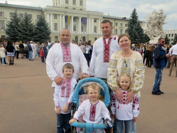 Вишиванковий дрес-код. У що одяглися хмельничани, фото №4 на сайті vsim.ua