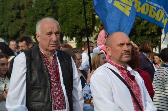 Сотні хмельничан у вишиванках пройшлися центральними вулицями міста, фото №18 на сайті vsim.ua