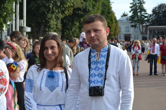 Сотні хмельничан у вишиванках пройшлися центральними вулицями міста, фото №9 на сайті vsim.ua
