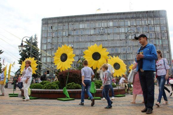 Заходи на Майдані Незалежності. "Селфімся" з соняхами та ліпимо глечики, фото №1 на сайті 20minut.ua