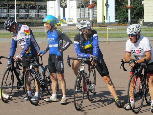 Новини Хмельницького - фото з Біля майдану Незалежності перекрили рух. Велосипедисти влаштували гонки Біля майдану Незалежності перекрили рух. Велосипедисти влаштували гонки, фото №2 на сайті vsim.ua