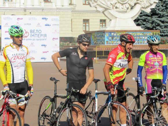 Новини Хмельницького - фото з Біля майдану Незалежності перекрили рух. Велосипедисти влаштували гонки Біля майдану Незалежності перекрили рух. Велосипедисти влаштували гонки, фото №1 на сайті vsim.ua