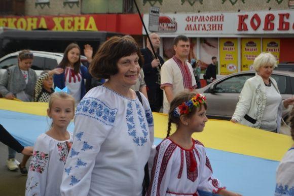 Сотні хмельничан у вишиванках пройшлися центральними вулицями міста, фото №34 на сайті vsim.ua