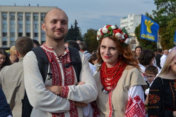 Сотні хмельничан у вишиванках пройшлися центральними вулицями міста, фото №15 на сайті vsim.ua