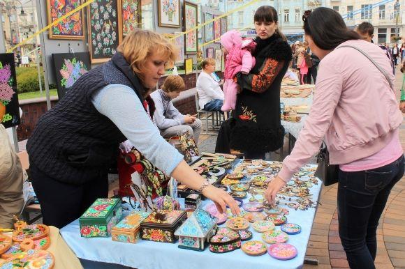 Заходи на Майдані Незалежності. "Селфімся" з соняхами та ліпимо глечики, фото №12 на сайті 20minut.ua