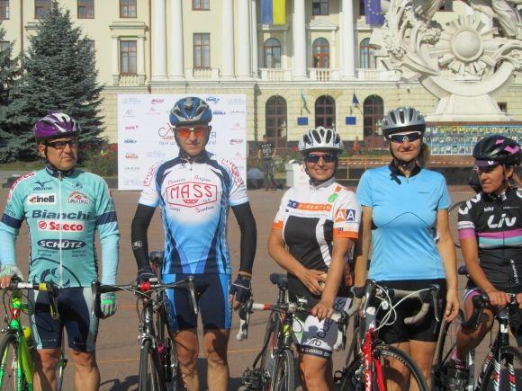 Новини Хмельницького - фото з Біля майдану Незалежності перекрили рух. Велосипедисти влаштували гонки Біля майдану Незалежності перекрили рух. Велосипедисти влаштували гонки, фото №4 на сайті vsim.ua