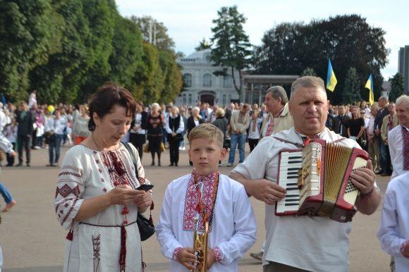 Сотні хмельничан у вишиванках пройшлися центральними вулицями міста, фото №5 на сайті vsim.ua