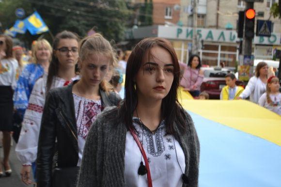 Сотні хмельничан у вишиванках пройшлися центральними вулицями міста, фото №33 на сайті vsim.ua