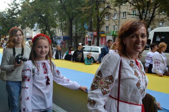 Сотні хмельничан у вишиванках пройшлися центральними вулицями міста, фото №23 на сайті vsim.ua