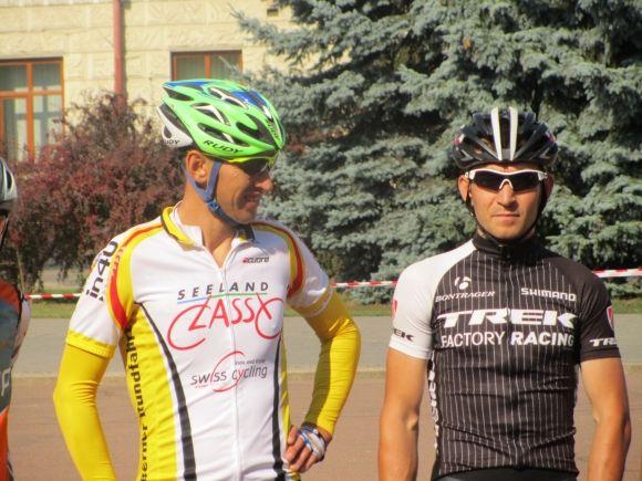 Новини Хмельницького - фото з Біля майдану Незалежності перекрили рух. Велосипедисти влаштували гонки Біля майдану Незалежності перекрили рух. Велосипедисти влаштували гонки, фото №3 на сайті vsim.ua