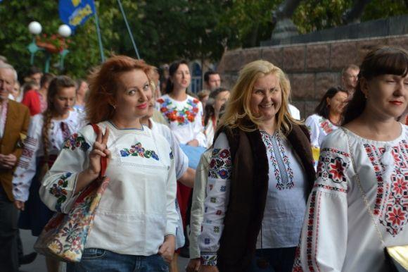Сотні хмельничан у вишиванках пройшлися центральними вулицями міста, фото №22 на сайті vsim.ua