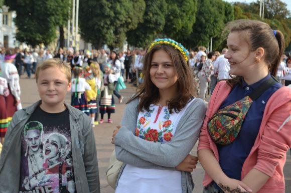 Сотні хмельничан у вишиванках пройшлися центральними вулицями міста, фото №2 на сайті vsim.ua
