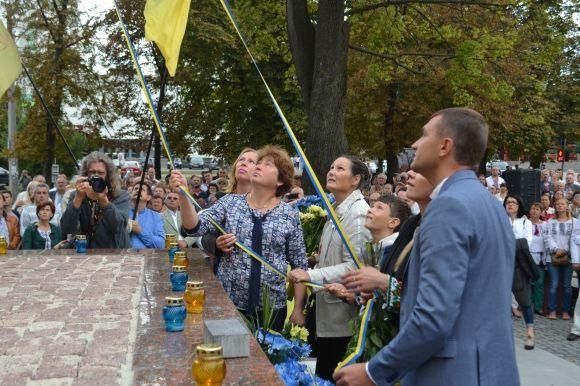 Новини Хмельницького - фото з У Хмельницькому відкрили пам'ятник Небесній Сотні У Хмельницькому відкрили пам'ятник Небесній Сотні, фото №7 на сайті vsim.ua