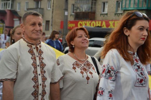 Сотні хмельничан у вишиванках пройшлися центральними вулицями міста, фото №35 на сайті vsim.ua