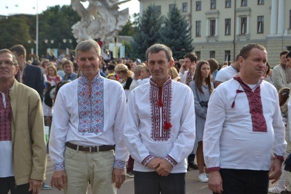Сотні хмельничан у вишиванках пройшлися центральними вулицями міста, фото №6 на сайті vsim.ua