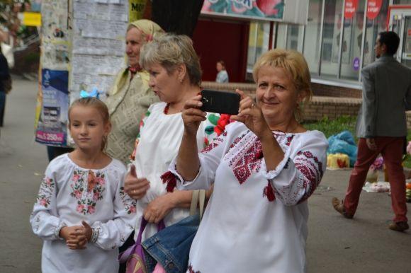 Сотні хмельничан у вишиванках пройшлися центральними вулицями міста, фото №24 на сайті vsim.ua