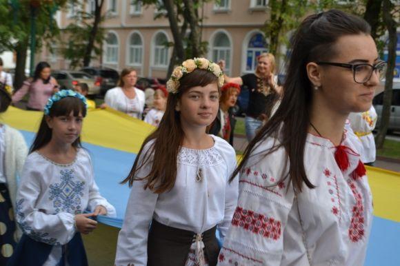 Сотні хмельничан у вишиванках пройшлися центральними вулицями міста, фото №20 на сайті vsim.ua