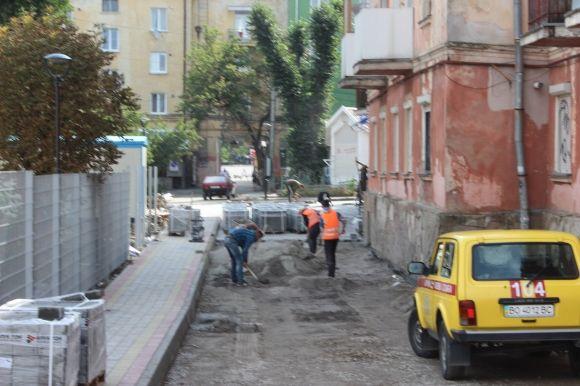 Фото дня:  комунальники кладуть бруківку навіть в День Незалежності, фото №1 на сайті 20minut.ua