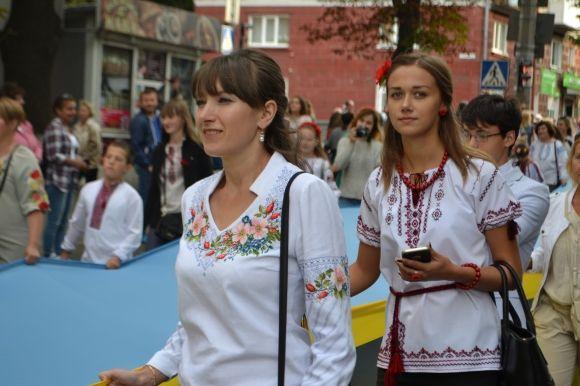 Сотні хмельничан у вишиванках пройшлися центральними вулицями міста, фото №28 на сайті vsim.ua