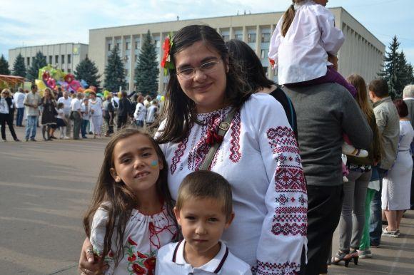 Сотні хмельничан у вишиванках пройшлися центральними вулицями міста, фото №12 на сайті vsim.ua