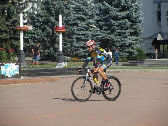 Новини Хмельницького - фото з Біля майдану Незалежності перекрили рух. Велосипедисти влаштували гонки Біля майдану Незалежності перекрили рух. Велосипедисти влаштували гонки, фото №13 на сайті vsim.ua