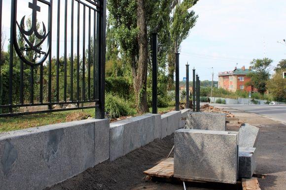 На огорожі Центрального парку з’явилися «золоті» герби на сайті 20minut.ua На огорожі Центрального парку з’явилися «золоті» герби, фото №3 на сайті 20minut.ua