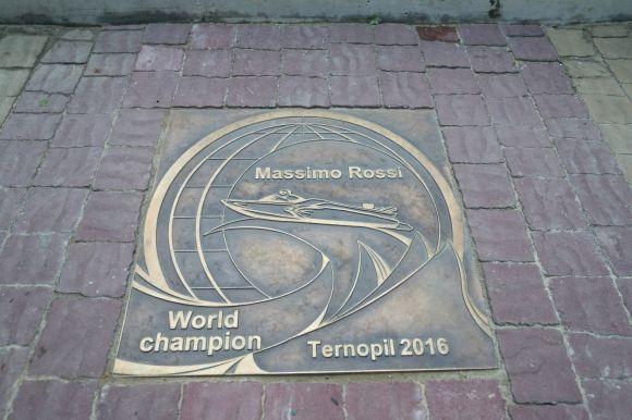 Відкрили пам’ятний знак Чемпіону Європи з водно-моторного спорту Массімо Россі на сайті 20minut.ua Відкрили пам’ятний знак Чемпіону Європи з водно-моторного спорту Массімо Россі, фото №2 на сайті 20minut.ua