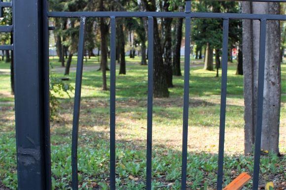 На огорожі Центрального парку з’явилися «золоті» герби на сайті 20minut.ua На огорожі Центрального парку з’явилися «золоті» герби, фото №2 на сайті 20minut.ua