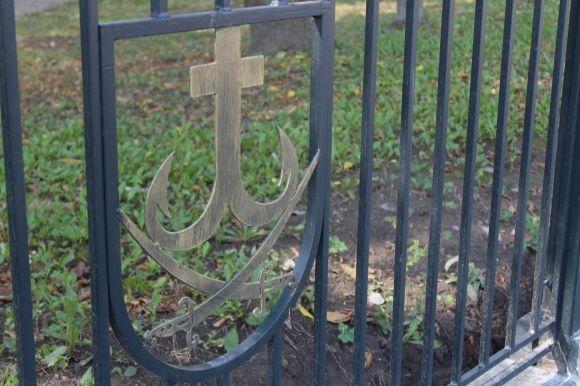 На огорожі Центрального парку з’явилися «золоті» герби на сайті 20minut.ua На огорожі Центрального парку з’явилися «золоті» герби, фото №1 на сайті 20minut.ua