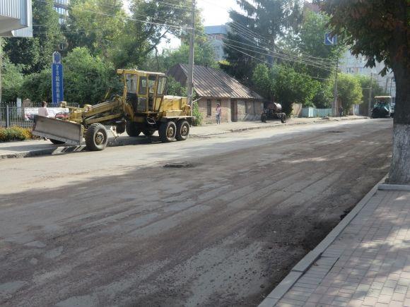 На Подільській перекрили дорогу. Комунальники «латають» ями на сайті vsim.ua На Подільській перекрили дорогу. Комунальники «латають» ями, фото №3 на сайті vsim.ua