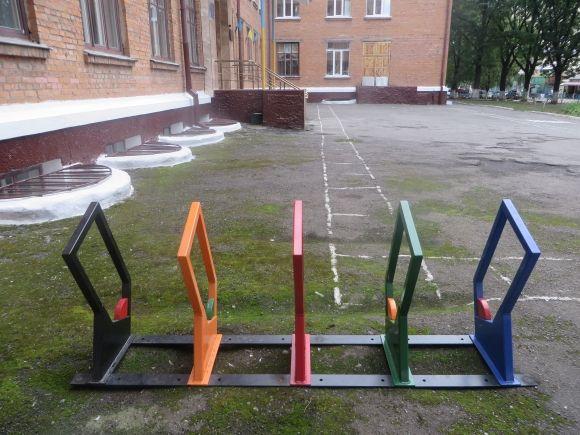 Фото дня: біля хмельницьких шкіл поставили нові велопарковки на сайті vsim.ua Фото дня: біля хмельницьких шкіл поставили нові велопарковки, фото №4 на сайті vsim.ua