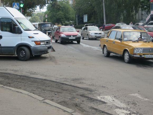 На Подільській перекрили дорогу. Комунальники «латають» ями на сайті vsim.ua На Подільській перекрили дорогу. Комунальники «латають» ями, фото №5 на сайті vsim.ua