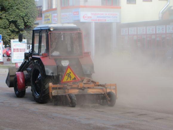 На Подільській перекрили дорогу. Комунальники «латають» ями на сайті vsim.ua На Подільській перекрили дорогу. Комунальники «латають» ями, фото №4 на сайті vsim.ua