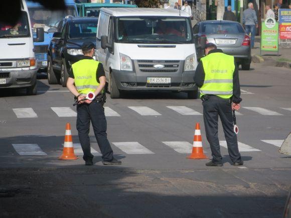 На Подільській перекрили дорогу. Комунальники «латають» ями на сайті vsim.ua На Подільській перекрили дорогу. Комунальники «латають» ями, фото №1 на сайті vsim.ua
