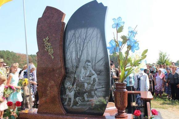 На Хмельниччині відкрили пам’ятник загиблому в АТО Роману Власюку на сайті vsim.ua На Хмельниччині відкрили пам’ятник загиблому в АТО Роману Власюку, фото №1 на сайті vsim.ua