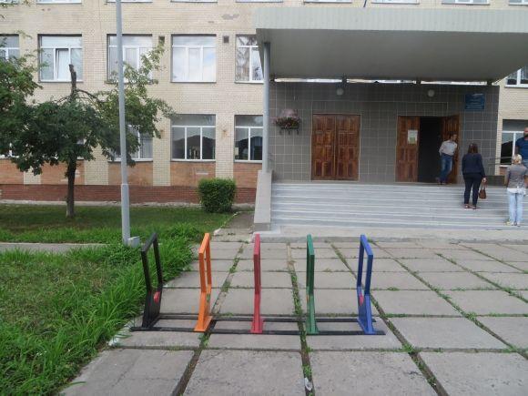 Фото дня: біля хмельницьких шкіл поставили нові велопарковки на сайті vsim.ua Фото дня: біля хмельницьких шкіл поставили нові велопарковки, фото №2 на сайті vsim.ua