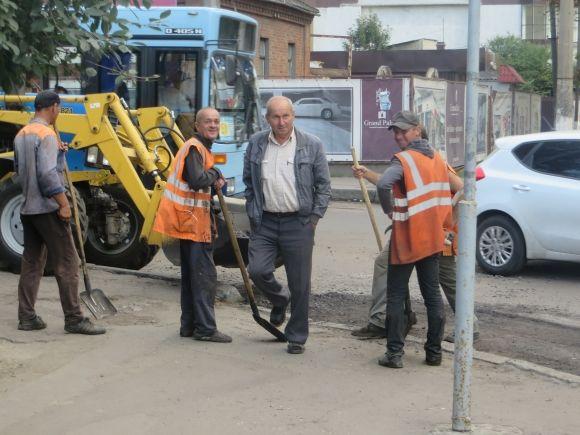 На Подільській перекрили дорогу. Комунальники «латають» ями на сайті vsim.ua На Подільській перекрили дорогу. Комунальники «латають» ями, фото №6 на сайті vsim.ua