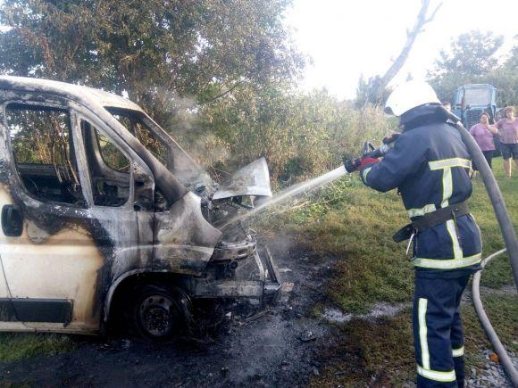 Чотири вогнеборці намагалися загасити палаючий Citroen Jumper на сайті 20minut.ua Чотири вогнеборці намагалися загасити палаючий Citroen Jumper, фото №1 на сайті 20minut.ua