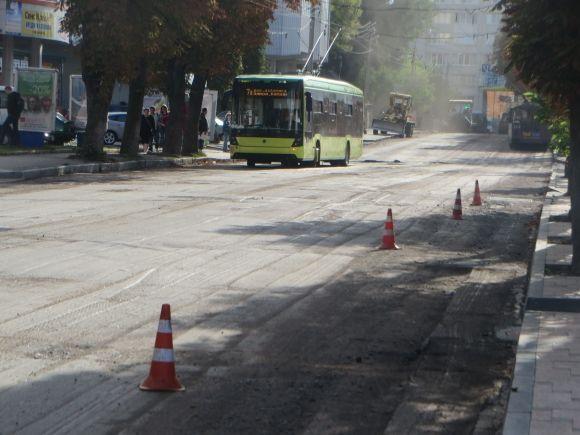 На Подільській перекрили дорогу. Комунальники «латають» ями на сайті vsim.ua На Подільській перекрили дорогу. Комунальники «латають» ями, фото №2 на сайті vsim.ua