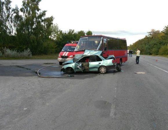 Біля Вінниці легковик в'їхав у автобус із 25 пасажирами. Є загиблий, фото №1 на сайті 20minut.ua