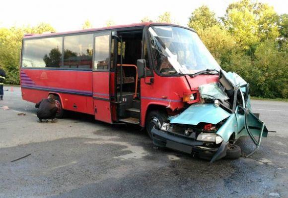 Біля Вінниці легковик в'їхав у автобус із 25 пасажирами. Є загиблий, фото №2 на сайті 20minut.ua