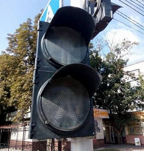 Пішохідний хаос. Біля залізничного вокзалу не працює світлофор на сайті vsim.ua Пішохідний хаос. Біля залізничного вокзалу не працює світлофор, фото №1 на сайті vsim.ua