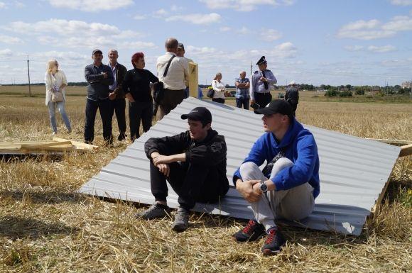 В Сабарові продовжується скандал з новим кладовищем. Техніка і робочі простоюють два місяці (ОНОВЛЕНО) на сайті 20minut.ua В Сабарові продовжується скандал з новим кладовищем. Техніка і робочі простоюють два місяці (ОНОВЛЕНО), фото №1 на сайті 20minut.ua