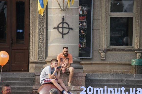 Вандали розмалювали драмтеатр свастикою на сайті 20minut.ua Вандали розмалювали драмтеатр свастикою, фото №1 на сайті 20minut.ua