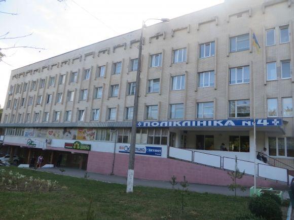 Годинами у черзі. Хмельничани тиснуться під кабінетами на профдопуск на сайті vsim.ua Годинами у черзі. Хмельничани тиснуться під кабінетами на профдопуск, фото №2 на сайті vsim.ua