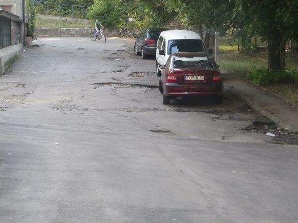 Ями по кісточки. Мешканці Тернопільської скаржаться, що дощ “з’їдає” асфальт біля будинку на сайті vsim.ua Ями по кісточки. Мешканці Тернопільської скаржаться, що дощ “з’їдає” асфальт біля будинку, фото №6 на сайті vsim.ua