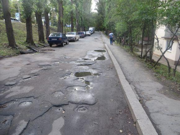 Ями по кісточки. Мешканці Тернопільської скаржаться, що дощ “з’їдає” асфальт біля будинку на сайті vsim.ua Ями по кісточки. Мешканці Тернопільської скаржаться, що дощ “з’їдає” асфальт біля будинку, фото №1 на сайті vsim.ua