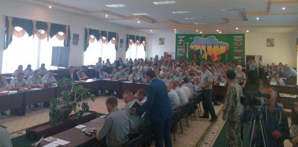 Хмельницькі прикордонники ознайомлюються з новітньою снайперською гвинтівкою з Росії на сайті vsim.ua Хмельницькі прикордонники ознайомлюються з новітньою снайперською гвинтівкою з Росії, фото №3 на сайті vsim.ua