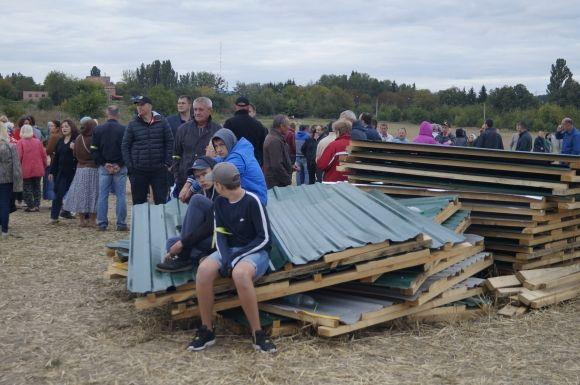 В Сабарові продовжується скандал з новим кладовищем. Техніка і робочі простоюють два місяці (ОНОВЛЕНО) на сайті 20minut.ua В Сабарові продовжується скандал з новим кладовищем. Техніка і робочі простоюють два місяці (ОНОВЛЕНО), фото №3 на сайті 20minut.ua