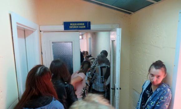 Годинами у черзі. Хмельничани тиснуться під кабінетами на профдопуск на сайті vsim.ua Годинами у черзі. Хмельничани тиснуться під кабінетами на профдопуск, фото №1 на сайті vsim.ua
